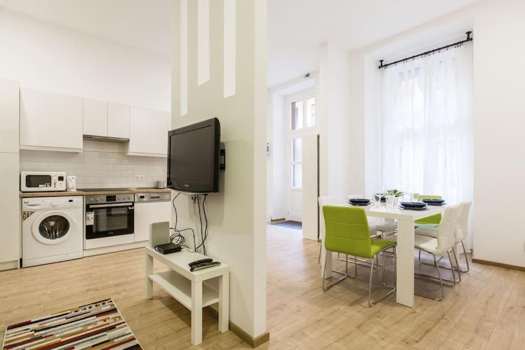 Designer Dream Home In The Ruin Bar District W A/C Budapest Exterior photo